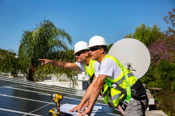 אודי טפירו בעלי החברה ומתן אסף שותף בחברה על גג בבנייה של מערכת סולארית